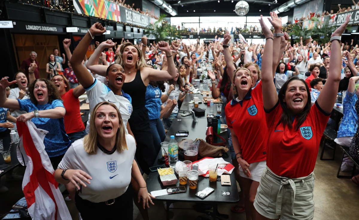 W niedzielę msze w kościołach anglikańskich zostaną przesunięte - po to, by wierni mogli obejrzeć transmisję z finału mistrzostw świata w piłce nożnej kobiet. Mecz rozegrany zostanie w Sydney o godz. 11 czasu wyspiarskiego. Angielska reprezentacja po raz pierwszy w historii zawalczy o złoto. Rywalkami Angielek będą Hiszpanki.