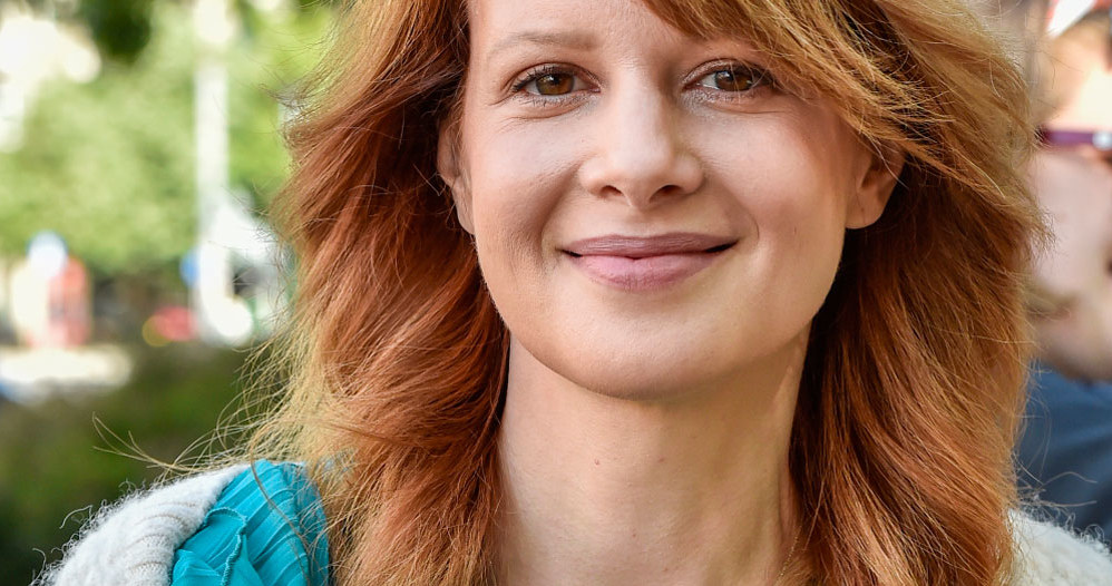"Cenię swój zawód za możliwości rozwoju, który mi daje. Za to, że mogę uczestniczyć w satysfakcjonujących projektach, ale... w rankingu moich wartości te sprawy wcale nie stoją na pierwszym miejscu. Po prostu życie jest na pierwszym miejscu" - wyznała w jednym z wywiadów Karolina Gruszka, która 13 lipca obchodzi 45. urodziny. Co wiemy o tej niezwykłej aktorce?