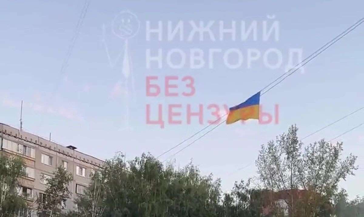 Przed budynkiem Federalnej Służby Bezpieczeństwa Federacji Rosyjskiej w Niżnym Nowogrodzie zawisła ukraińska flaga. Rosyjskie służby nie wiedzą, kto zdecydował się na taki krok.