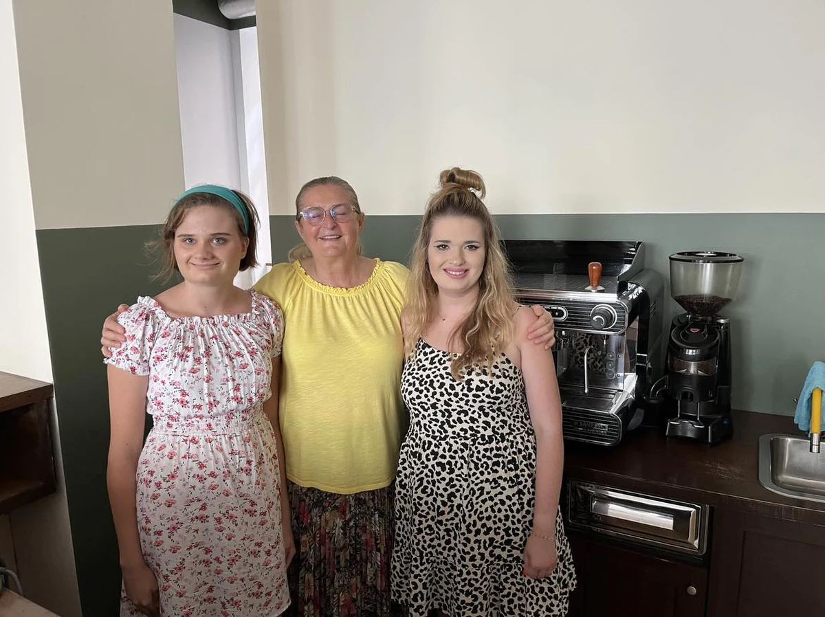 To wyjątkowa restauracja, która zatrudnia osoby z niepełnosprawnościami. Cafe Równik we Wrocławiu przechodzi właśnie remont. Pracownicy, dla których praca jest jednocześnie terapią szykują się na otwarcie z końcem września. Potrzebują jednak wsparcia. Trwa zbiórka pieniędzy... 