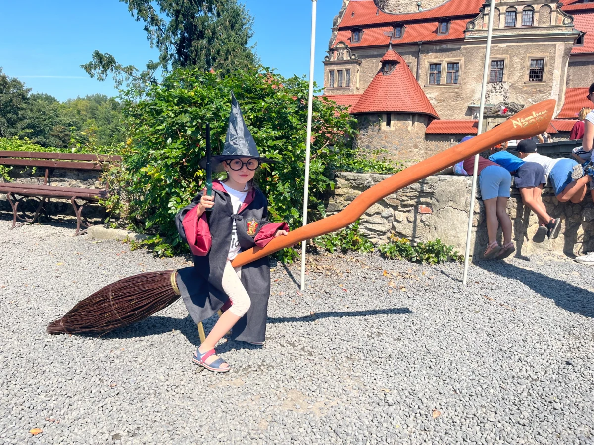 Festiwal Czarodziejem być - Szkoła Magii odbył się w ten weekend na Zamku Czocha. Data nie była przypadkowa. Początek Szkoły Magii wypada dwa dni po nowiu. Początek nowego cyklu księżycowego jest doskonałym czasem na wprowadzenie magii do rzeczywistości. Według magów, wschodzący sierp księżyca powoduje u ludzi wyostrzenie zmysłów i wyzwolenie energii.