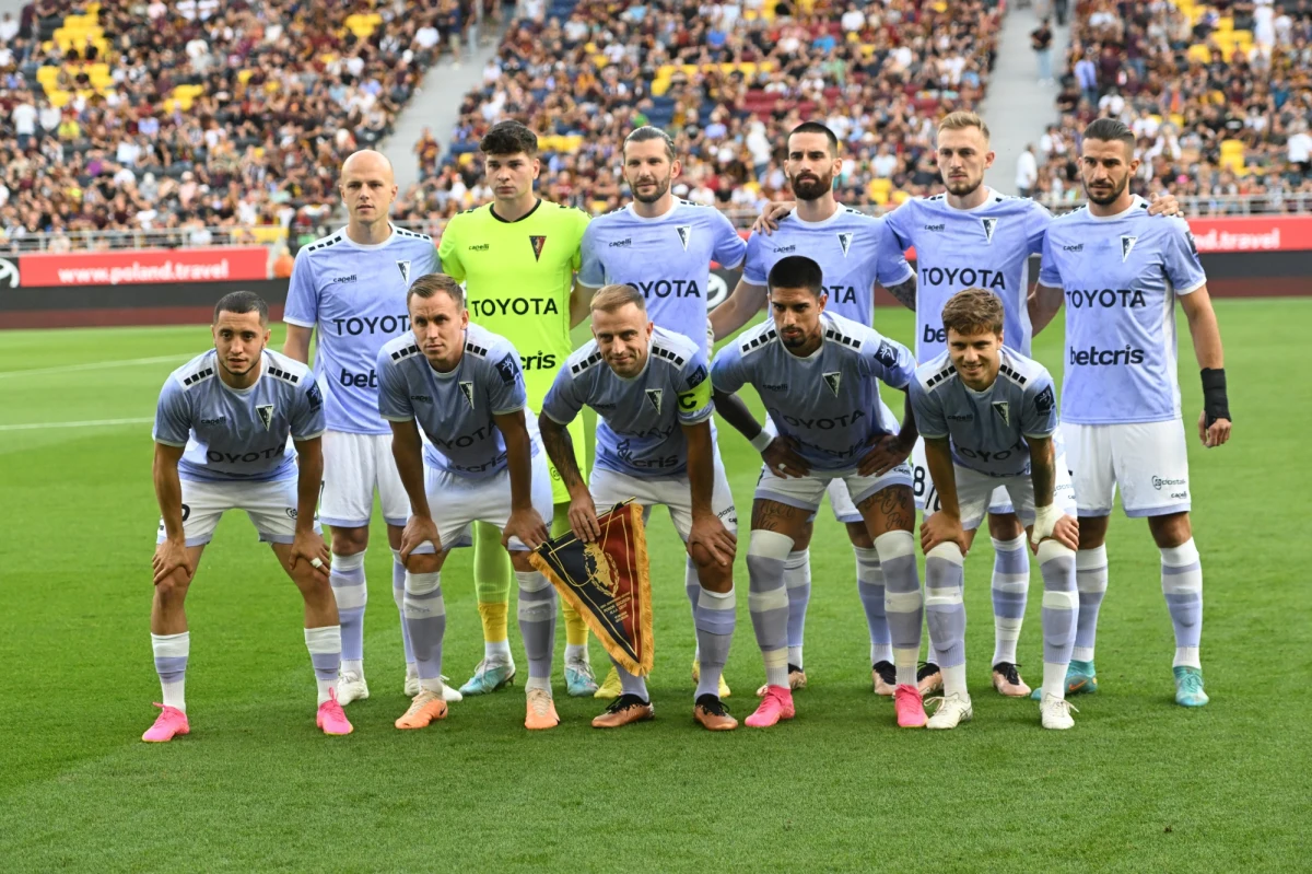 Czy rozpędzona Legia Warszawa rozjedzie Koronę Kielce? Legioniści po szalonym meczu pokonali Austrię Wiedeń i awansowali do 4. rudny eliminacji Ligi Konferencji. Teraz wracają do ligowej rzeczywistości. Podobnie jak piłkarze dwóch zespołów, które z walki o puchary już odpadły. O nadchodzącej kolejce piłkarskiej ekstraklasy - z ekspertem telewizji Canal+ Rafałem Dębińskim rozmawiał dziennikarz RMF FM Paweł Pawłowski.