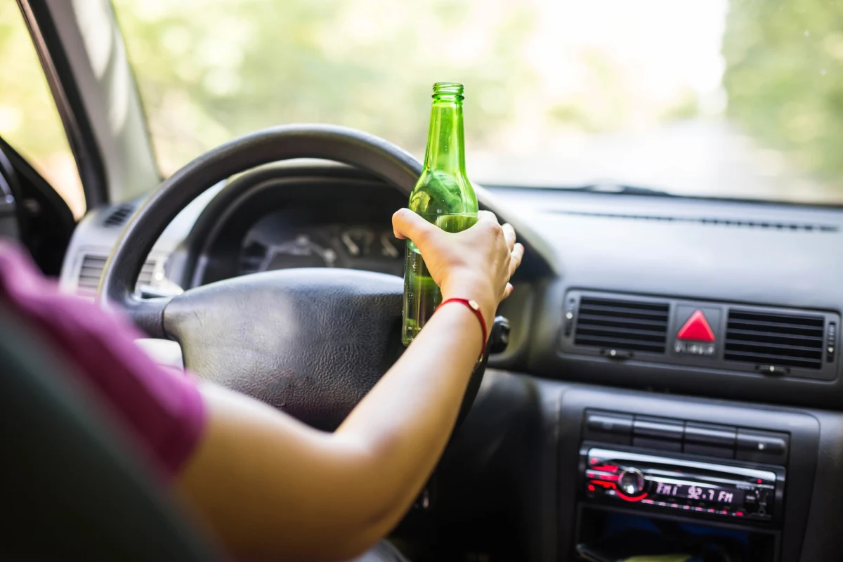 26-letnia kobieta doprowadziła do wypadku w powiecie konińskim w Wielkopolsce. W wyniku zdarzenia auto wypadło z drogi i dachowało. Kobieta była nietrzeźwa. W samochodzie wraz nią podróżowało troje małych dzieci w wieku od 5 do 7 lat.
