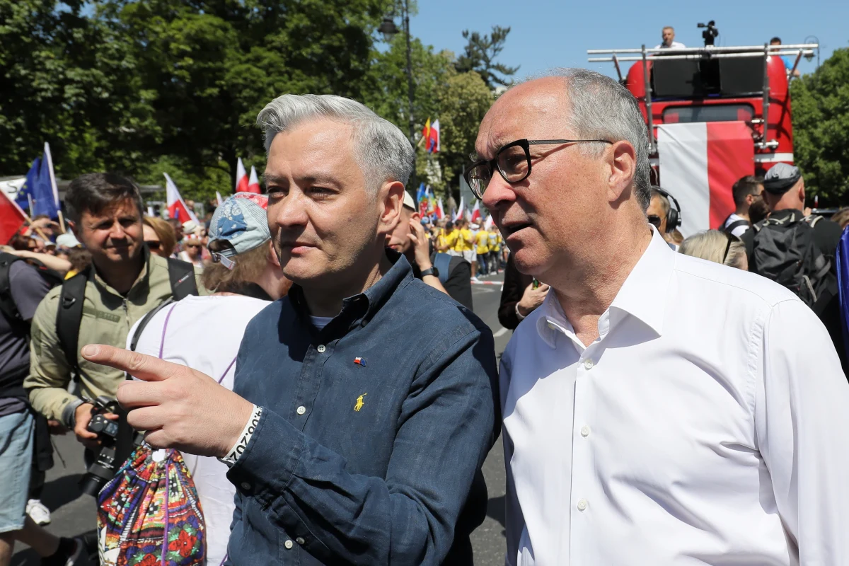 "Chcę państwa z wielką przyjemnością poinformować, że jednomyślnie, bez żadnej osoby, która by się wstrzymała, bez żadnej osoby, która byłaby przeciwko, przyjęliśmy listy Lewicy" - powiedział w trakcie konferencji prasowej współprzewodniczący Lewicy Włodzimierz Czarzasty. Jak zaznaczył, na wspólnych listach z partiami Razem, Unia Pracy, PPS i SDPL, znajdzie się 920 osób, a proporcja kobiet do mężczyzn wynosi 50:50.