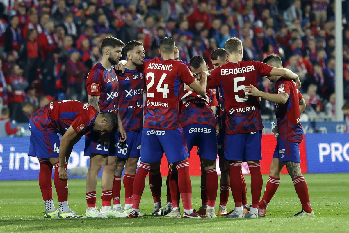 Polska, głównie dzięki dobrym występom Rakowa w eliminacjach Ligi Mistrzów i Legii w eliminacjach Ligi Konferencji, jest coraz bliżej czołowej dwudziestki rankingu UEFA. A jest o co walczyć, bo np. trzynasta Serbia ma dwa miejsca w Lidze Mistrzów, z czego jedno w eliminacjach.