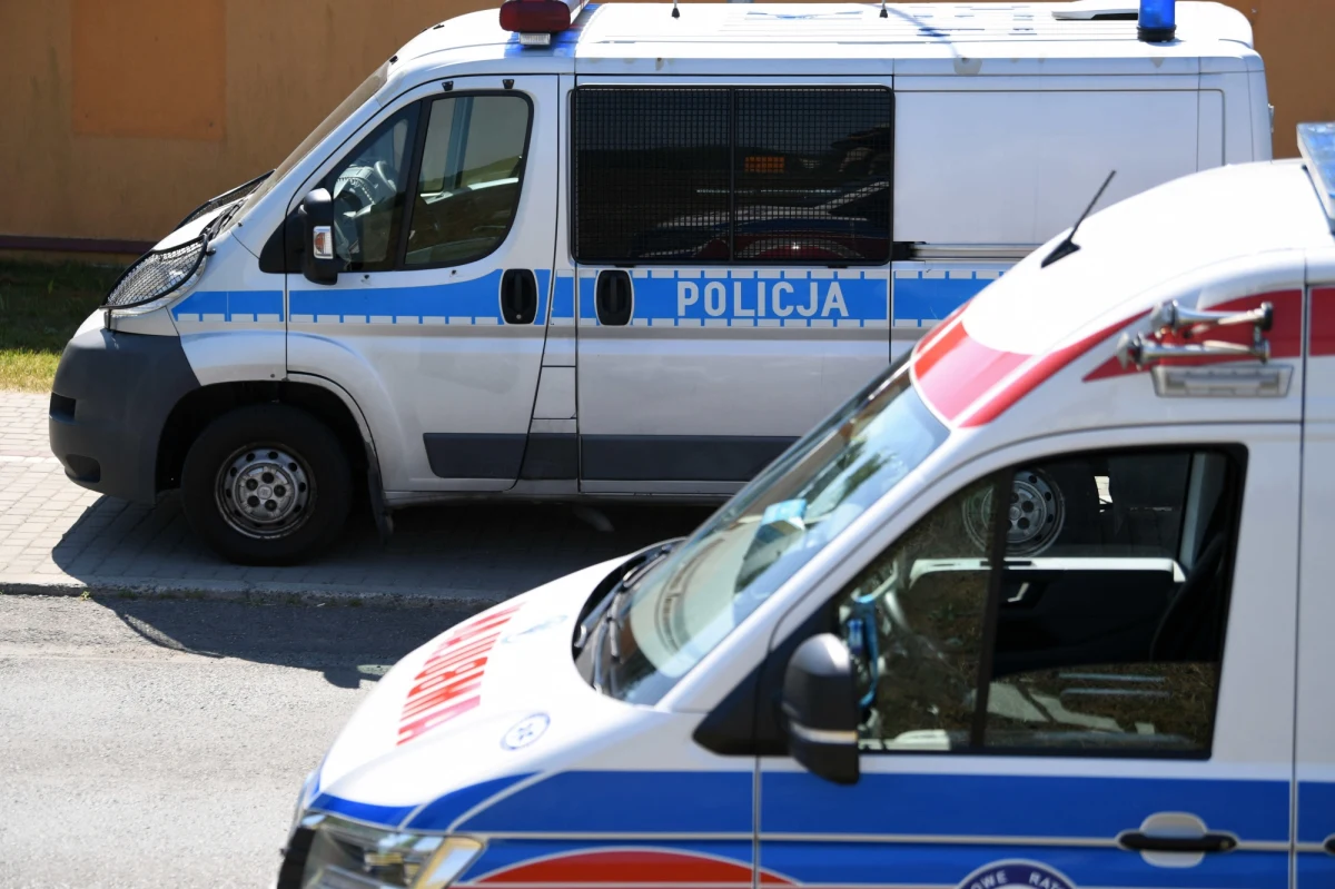 Mężczyzna z zaburzeniami psychicznymi ugodził nożem policjanta. Funkcjonariusz dostał cios w brzuch podczas interwencji w Wyszatycach niedaleko Przemyśla.