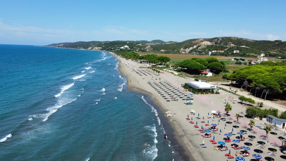 W kolejnym odcinku wakacyjnego cyklu "Wiem, dokąd jadę" Magdalena Karwat-Marek skupia się na Albanii. O tym pięknym kraju rozmawiała z Izabelą Nowek. "Ktoś lubi plażowanie? Jest wybrzeże, są hotele. A jeśli ktoś lubi zwiedzać? Są i zabytki z listy UNESCO. Są piękne, fajne, ciekawe miejsca" - mówiła Polka mieszkająca w Albanii, autorka książki o tym kraju i przewodniczka turystyczna.