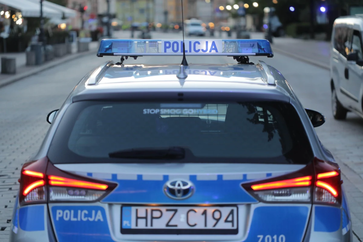 Ewakuacja mieszkańców bloku przy ulicy Kapelanów Armii Krajowej w Warszawie. Powodem jest materiał wybuchowy, który policjanci znaleźli w mieszkaniu mężczyzny podejrzewanego o posiadanie narkotyków. 