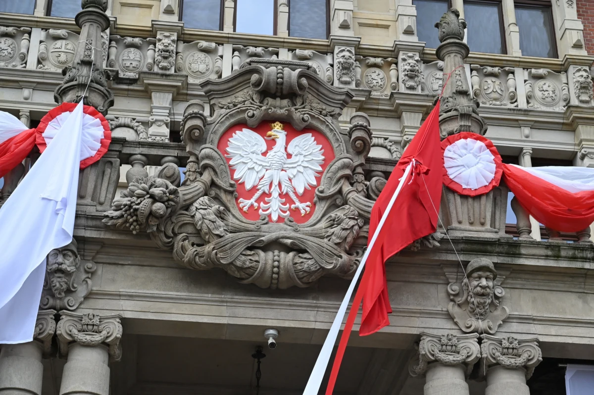 Nowe godło państwowe na kartuszu nad głównym wejściem do Zachodniopomorskiego Urzędu Wojewódzkiego odsłonięto w piątek. Dotychczasowy wizerunek orła odbiegał od obowiązującego wzoru godła RP.