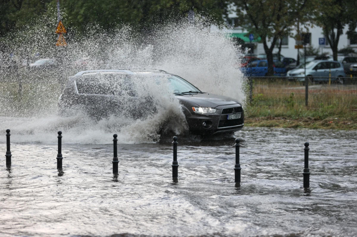 Zatrzymanie ruchu tramwajowego na ulicach Aleksandrowskiej, Pomorskiej i Telefonicznej - skutek ogromnej ulewy, jaka w piątek wczesnym popołudniem dotknęła Łódź. Trwa burza nad miastem.