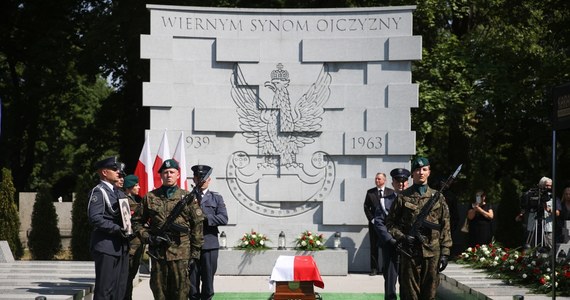 Działaczka antykomunistyczna Irena Odrzywołek, której szczątki odnalazł IPN podczas prac ekshumacyjnych w 2019 r. w Katowicach, została w piątek pochowana, przy udziale wojskowej asysty honorowej, na cmentarzu Rakowickim w Krakowie.