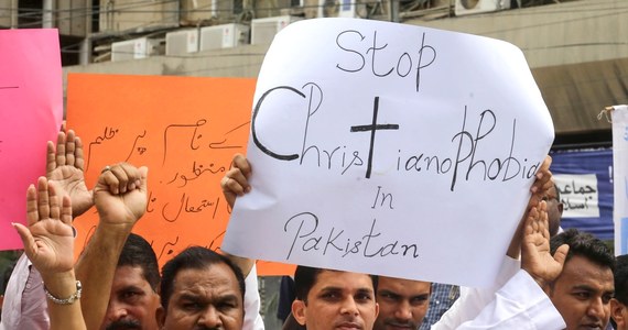 Tylko w tym tygodniu w prowincji Pendżab we wschodnim Pakistanie zdewastowano 87 należących do chrześcijan domów i 19 kościołów. Za zniszczenia odpowiedzialna jest grupa muzułmańskich fanatyków, która oskarża chrześcijańską rodzinę o profanację Koranu.