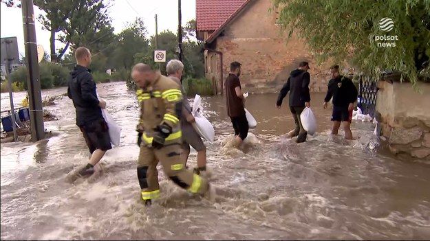 Pogodowy koszmar. Przez Polskę przetacza się obecnie fala intensywnych burz. Niszczycielską siłę najbardziej odczuło południe kraju. Są pozrywane dachy, połamane drzewa i woda, która wdarła się do domów. Wielu miejscach zalało także tory, co sparaliżowało transport kolejowy. Tylko wczoraj strażacy interweniowali ponad 1200 razy. Dla ''Wydarzeń'' Michał Kwiatkowski.