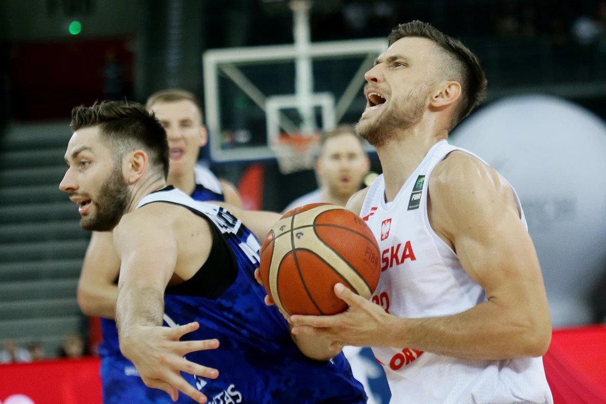Polscy koszykarze pokonali w Gliwicach Estonię 93:83 (22:18, 19:17, 22:21, 30:27) w półfinale turnieju prekwalifikacyjnego do igrzysk olimpijskich w Paryżu. W niedzielnym finale Biało-Czerwoni zagrają z koszykarzami Bośni i Hercegowiny, którzy pokonali Izrael.
