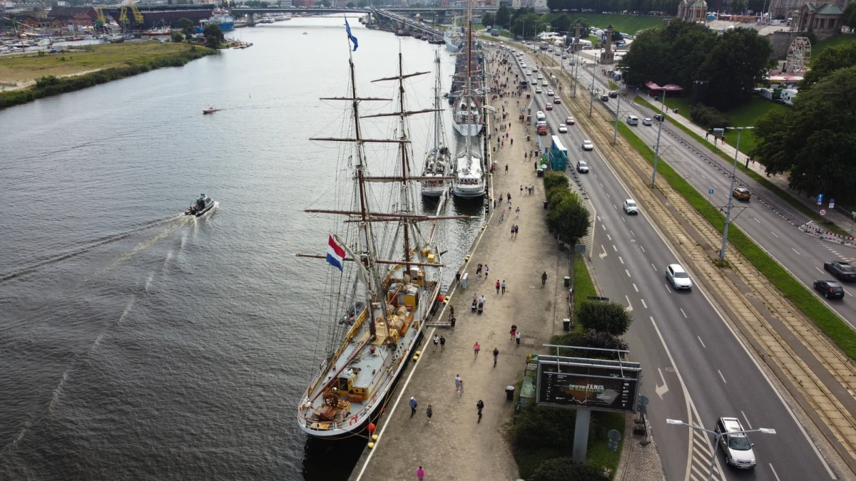 Zwiedzanie i rejsy żaglowcami i oldtimerami, koncerty, jarmark i zabawy dla najmłodszych to niektóre atrakcje przygotowane na "największe żeglarskie święto w regionie". Szczecińska impreza Żagle 2023 potrwa do niedzieli.