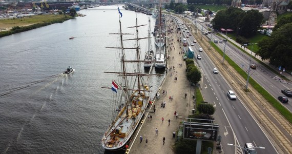 Zwiedzanie i rejsy żaglowcami i oldtimerami, koncerty, jarmark i zabawy dla najmłodszych to niektóre atrakcje przygotowane na "największe żeglarskie święto w regionie". Szczecińska impreza Żagle 2023 potrwa do niedzieli.