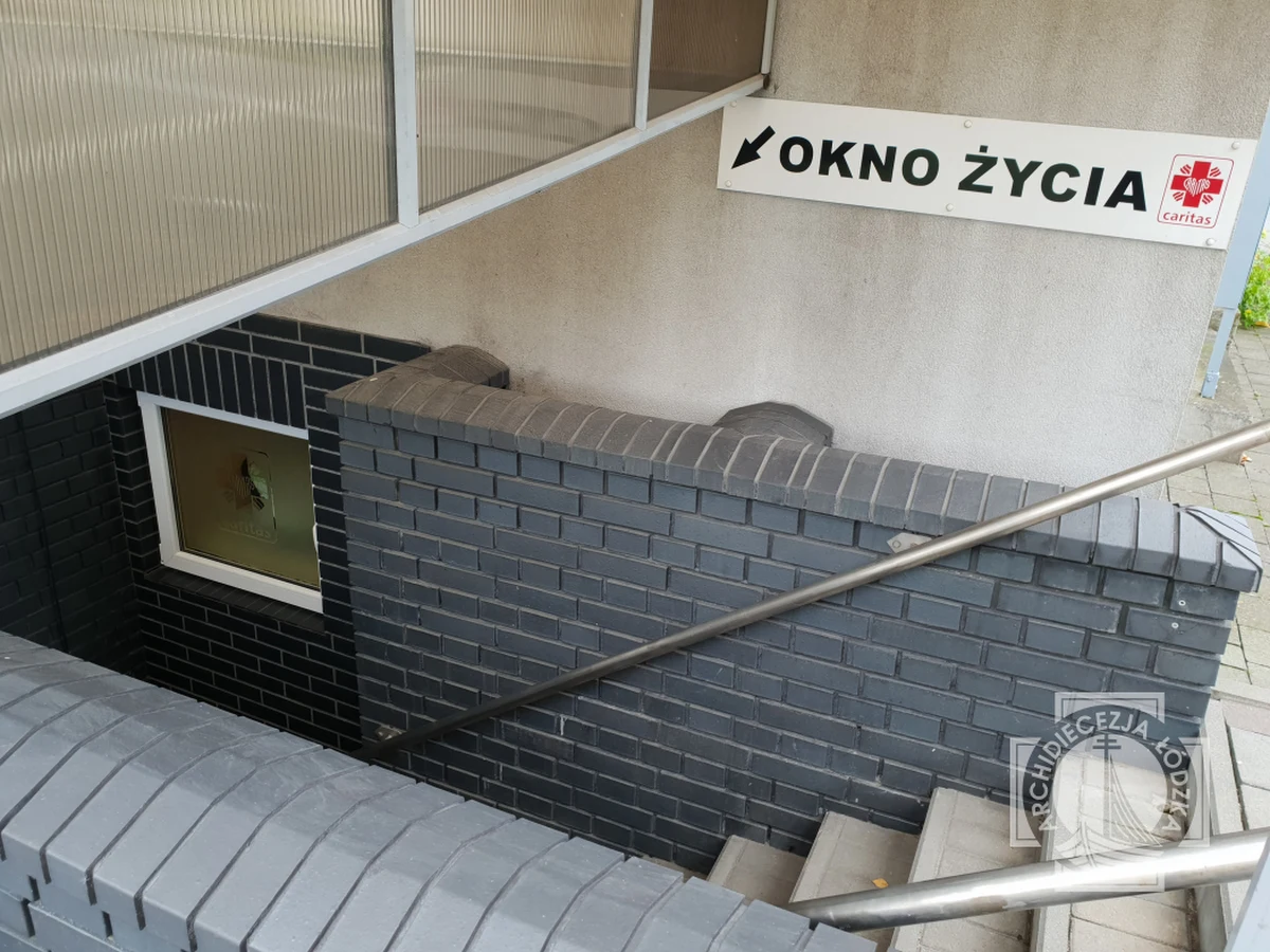 W piątkowe popołudnie rozległ się dzwonek informujący o otwarciu okna życia. To już siódme dziecko pozostawione u sióstr urszulanek w Łodzi i piąty chłopiec.