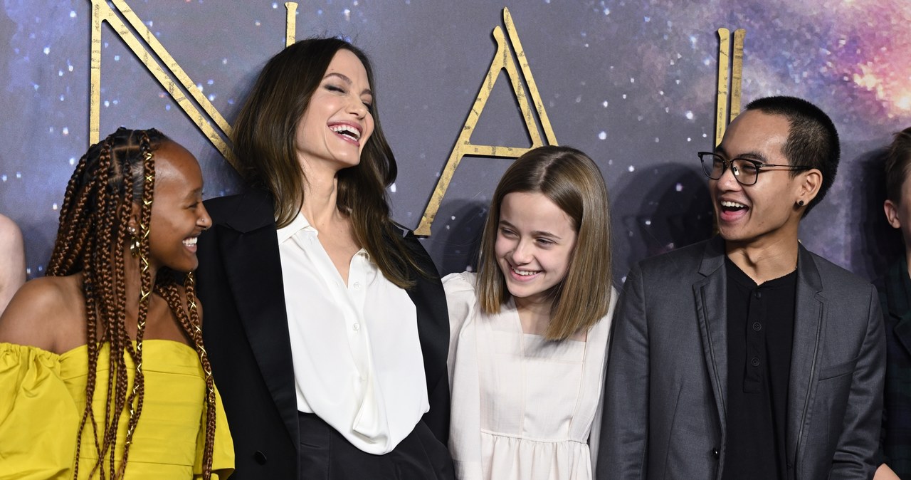 W Hollywood od pewnego czasu toczy się zażarta dyskusja na temat nepotyzmu. Wiele sławnych dzieci, równie sławnych, rodziców doczekało się łatki "nepo baby". Angelina Jolie wydaje się jednak niewzruszona tą atmosferą i niechęcią wobec promowania dzieci, zwłaszcza, jeśli są to dzieci sław. Laureatka Oscara i działaczka społeczna właśnie zaangażowała do współpracy swoją 15-letnią córkę Vivienne. Zafascynowana teatrem latorośl będzie asystować swojej mamie przy produkcji broadwayowskiej adaptacji musicalu "The Outsiders" z 1983 roku.