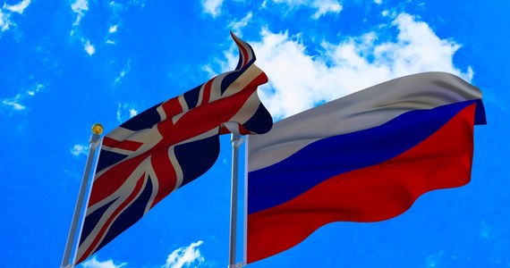 Rosja zakazała wjazdu 54 obywatelom brytyjskim, w tym minister kultury, sportu i mediów Lucy Frazer, wiceminister obrony Annabel Goldie, a także 14 dziennikarzom BBC i dzienników "Guardian" oraz "Telegraph". Poinformowała o tym w piątek wieczorem rosyjska redakcja BBC. 