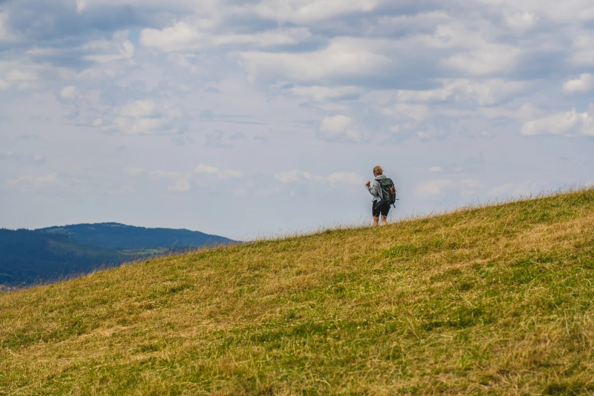 Warunki na szlakach turystycznych w Beskidach są bardzo dobre, ale wczesnym popołudniem mogą wystąpić burze - podali w sobotę ratownicy Grupy Beskidzkiej GOPR. IMGW wydało ostrzeżenie II stopnia przed burzami z gradem na południu województwa śląskiego.