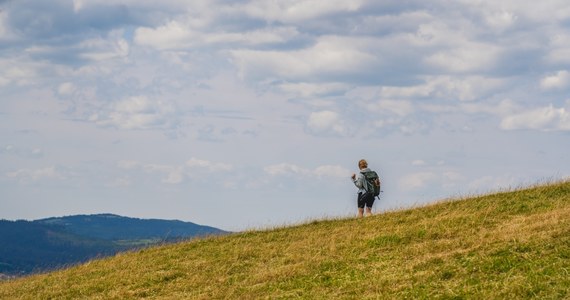 Warunki na szlakach turystycznych w Beskidach są bardzo dobre, ale wczesnym popołudniem mogą wystąpić burze - podali w sobotę ratownicy Grupy Beskidzkiej GOPR. IMGW wydało ostrzeżenie II stopnia przed burzami z gradem na południu województwa śląskiego.