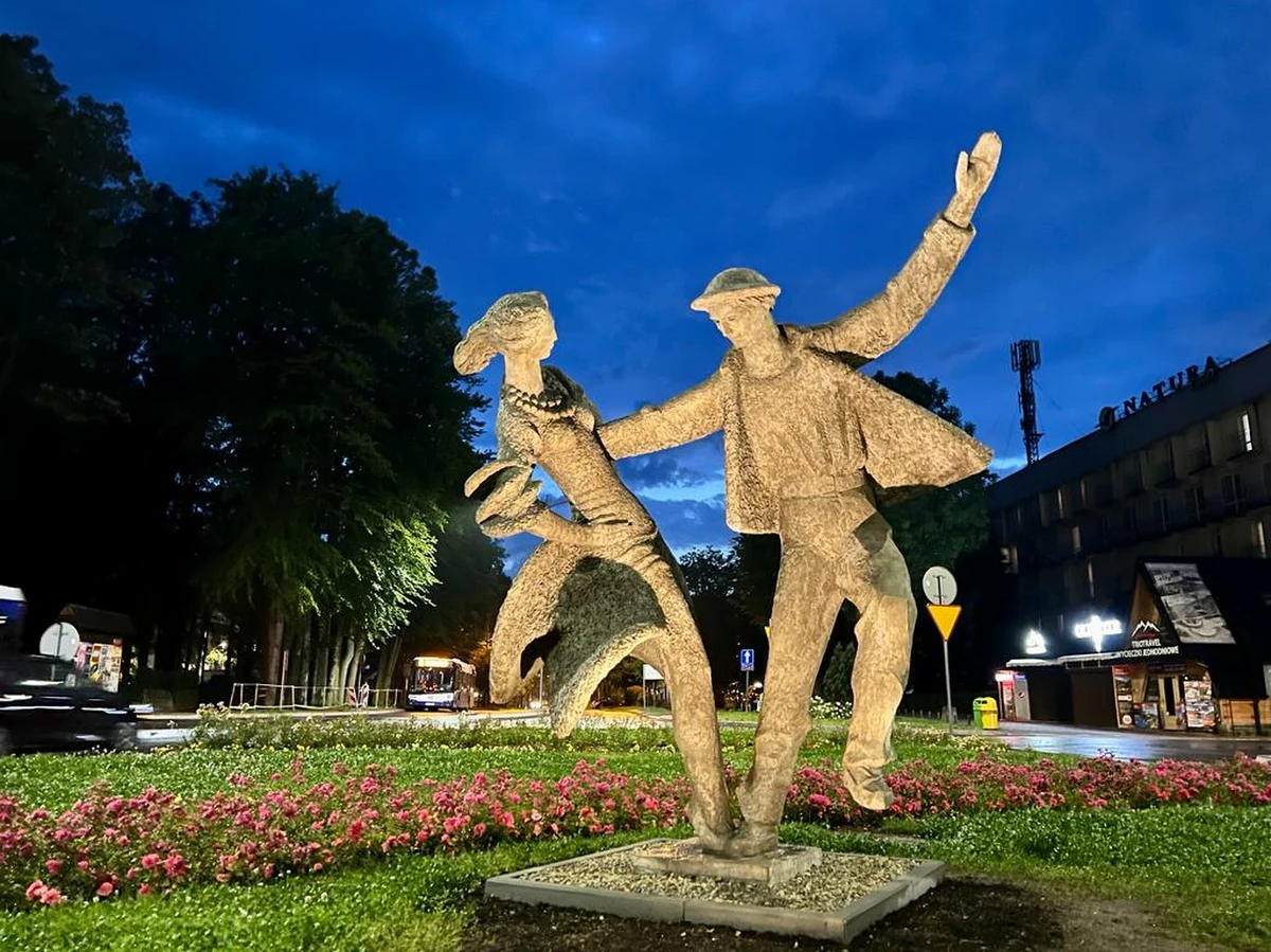 Monumentalna rzeźba autorstwa Henryka Burzca zatytułowana "Taniec góralski" została po renowacji ustawiona na rondzie Armii Krajowej przy dworcu kolejowym w Zakopanem. Choć żelbetowy monument powstał w latach 70., teraz doczekał się ustawienia w reprezentacyjnym miejscu - ocenił dyrektor zakopiańskiego Liceum Plastycznego im. Antoniego Kenara, Marek Król.