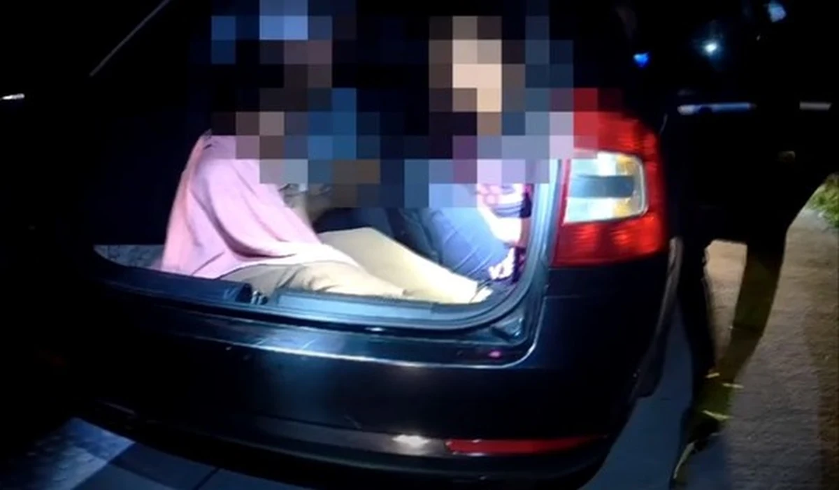 Mężczyzna przewoził nielegalnych imigrantów i nie chciał zatrzymać się do policyjnej kontroli na autostradzie A4. Podczas pościgu niespodziewanie porzucił pojazd i pieszo zbiegł z autostrady. Jest poszukiwany, imigrantów przekazano straży granicznej.