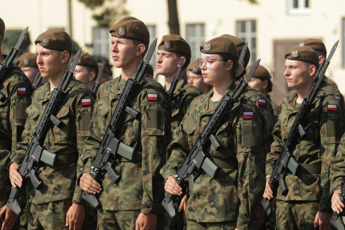 Ponad 120 ochotników z Warmii i Mazur złożyło w sobotę przysięgę, rozpoczynając służbę w 4. Warmińsko-Mazurskiej Brygadzie Obrony Terytorialnej. Żołnierze zakończyli szkolenie podstawowe pod hasłem "Wakacje z WOT"- poinformowała kpr. Sabina Mazurek z WMBOT.