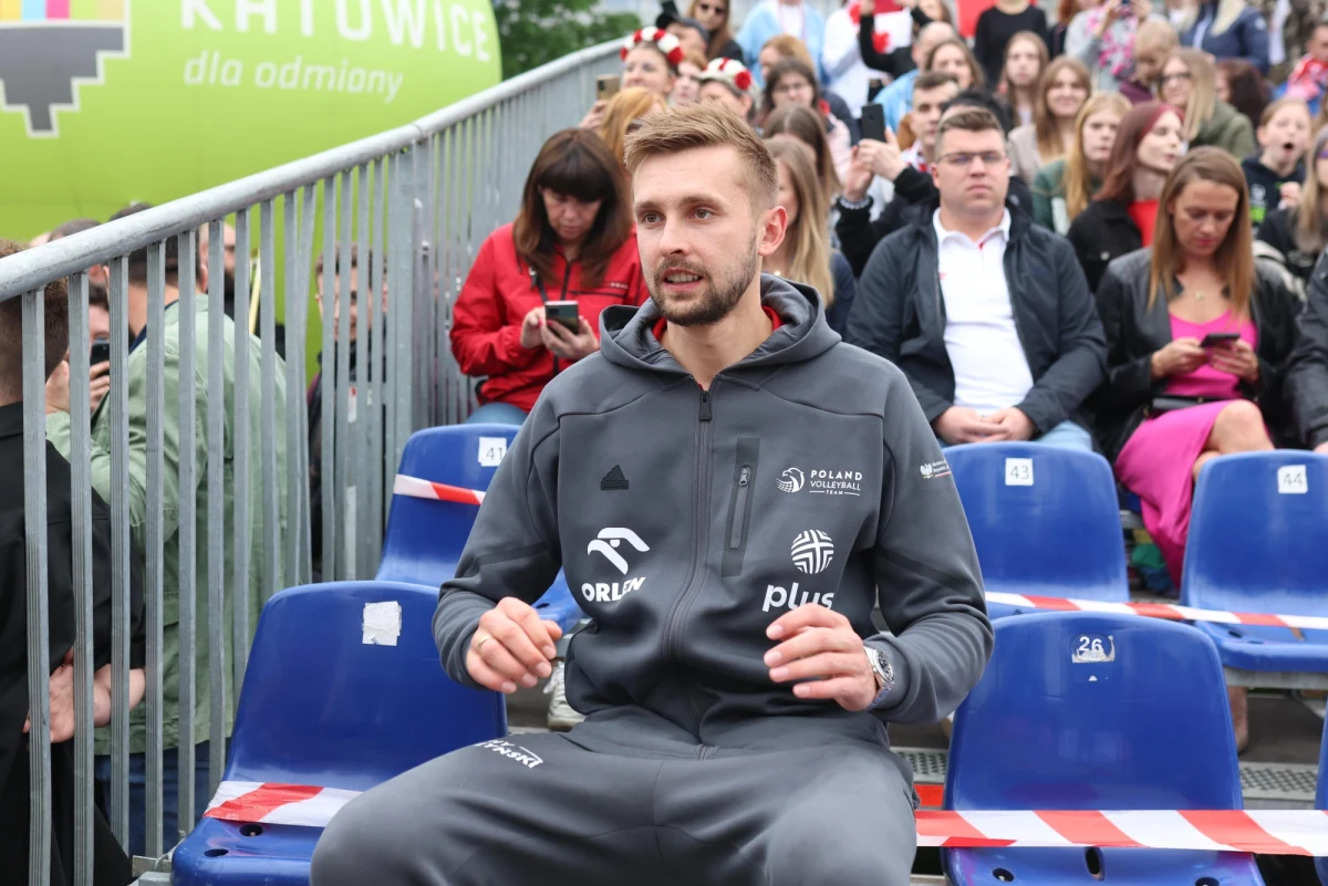 Mateusz Bieniek środkowy siatkarskiej reprezentacji Polski i Aluronu CMC Warty Zawiercie przedwcześnie zakończył kadrowy sezon. Powodem jest kontuzja stopy. Informację przekazał Polski Związek Piłki Siatkowej (PZPS). Bieniek nie wystąpi więc we wrześniowych mistrzostwach Europy. Zabraknie go także w składzie kadry na październikowe kwalifikacje olimpijskie.