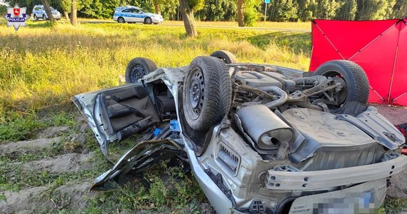 Do śmiertelnego wypadku doszło w piątek w miejscowości Kwasówka w województwie lubelskim. Ze wstępnych ustaleń wynika, że kierujący osobową toyotą na łuku drogi zjechał na przeciwległy pas ruchu, gdzie uderzył w drzewo. 40-letni kierowca zginął na miejscu.