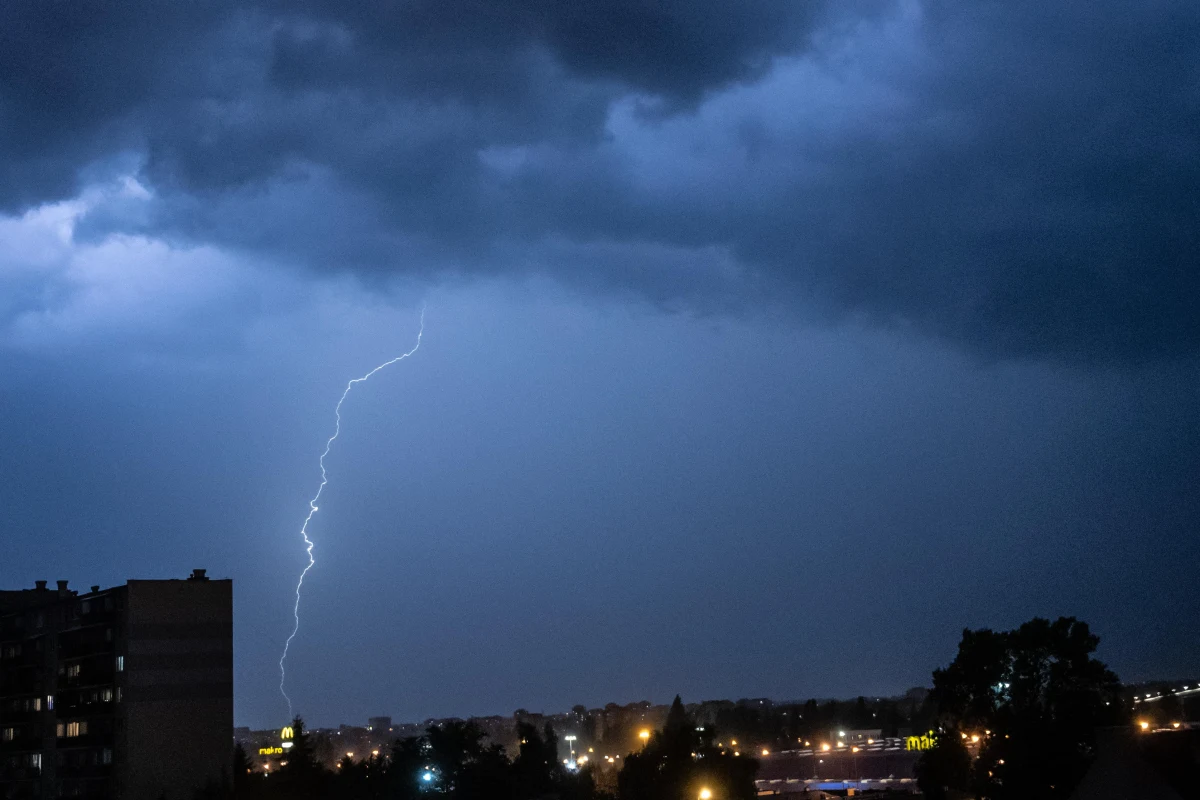 Ostrzeżenia trzeciego, najwyższego stopnia przed burzami z gradem wydał IMGW dla części województwa małopolskiego i warmińsko-mazurskiego. Nawałnicom towarzyszyć będą intensywne opady deszczu i silny wiatr. 