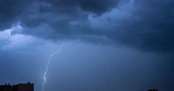 Ostrzeżenia trzeciego, najwyższego stopnia przed burzami z gradem wydał IMGW dla części województwa małopolskiego i warmińsko-mazurskiego. Nawałnicom towarzyszyć będą intensywne opady deszczu i silny wiatr. 