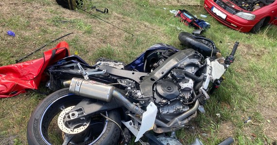 Dwie osoby zginęły w tragicznym wypadku, do którego doszło na dk 57 w powiecie przasnyskim w województwie mazowieckim. Kierowca osobówki chciał zjechać na leśny parking, wtedy wjechał w niego prawidłowo jadący motocyklista.