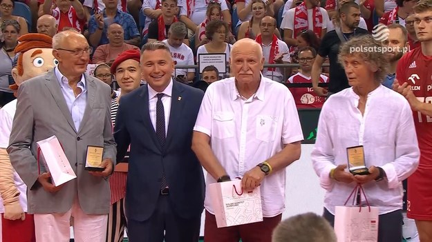 Przed meczem Polska - Francja w XX Memoriale Huberta Jerzego Wagnera miała miejsce wyjątkowa uroczystość: medalami Polskiego Komitetu Olimpijskiego uhonorowano siatkarskich mistrzów olimpijskich z Montrealu - Edwarda Skorka, Mirosława Rybaczewskiego i Ryszarda Boska.

