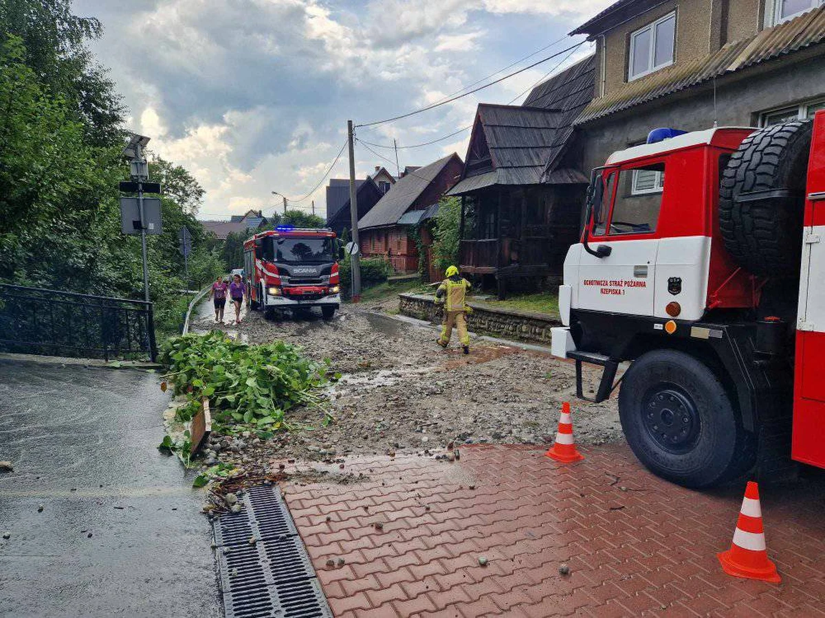 Nawalne deszcze, które w sobotę po południu przeszły nad Podhalem, spowodowały zalanie lokalnych dróg. Strażacy w wielu miejscach wypompowywali wodę z podtopionych posesji i udrażniali przepusty. Intensywne opady deszczu, a niekiedy gradobicie, przeszły na pasem kraju od Podhala i Podkarpacia, przez Lubelszczyznę i wschodnią cześć Mazowsza po Podlasie.