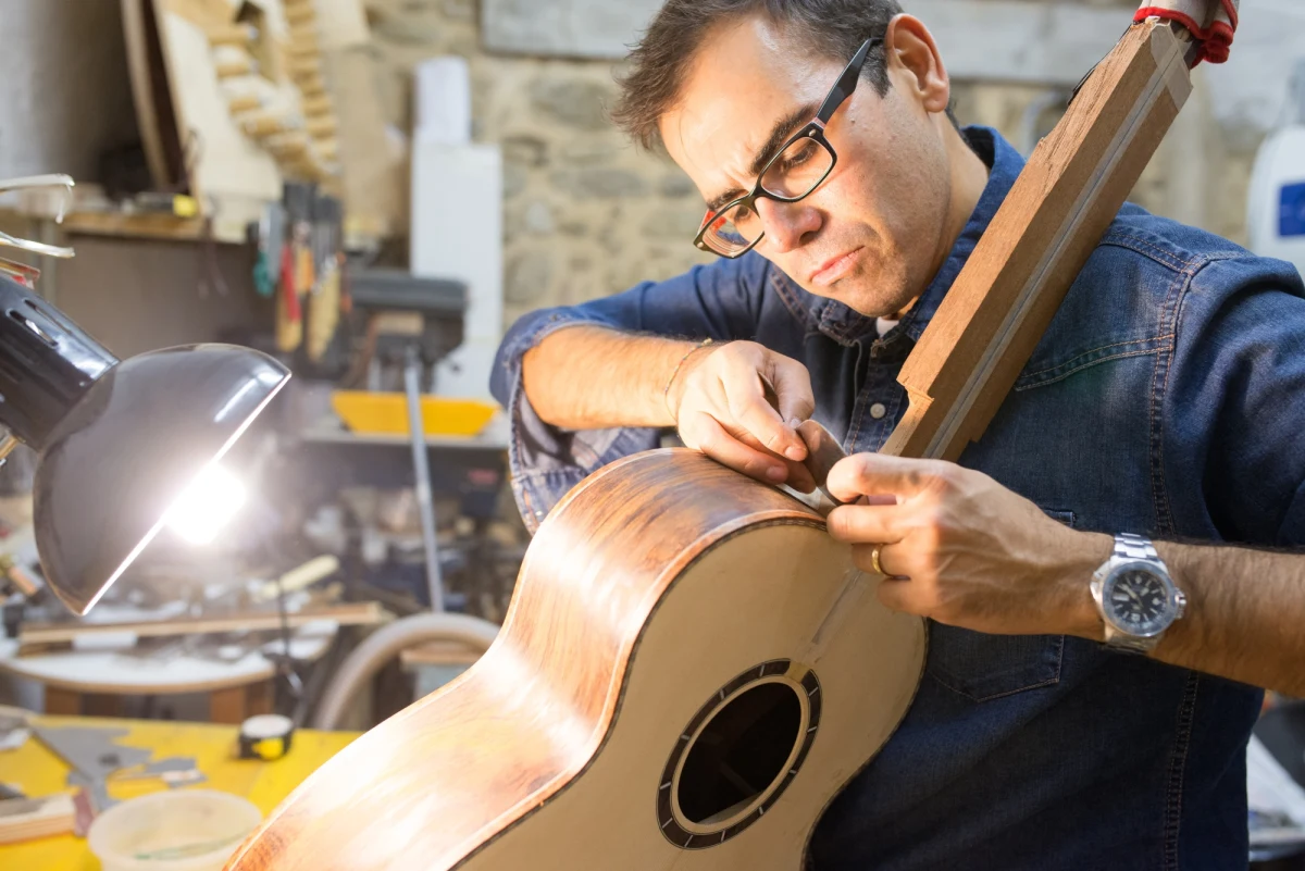 We Włoszech odczuwa się coraz bardziej dotkliwy brak rzemieślników i fachowców różnych dziedzin - alarmuje krajowa Federacja Rzemiosła. Wśród najbardziej poszukiwanych pracowników są fachowcy w dziedzinie stolarki metalowej, konserwacji urządzeń i budownictwa. W tych specjalnościach wolnych jest od 60 do 70 procent oferowanych miejsc zatrudnienia.