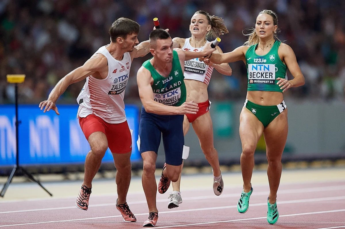 W pierwszym dniu lekkoatletycznych mistrzostw świata w Budapeszcie polska sztafeta mieszana 4x400 m zajęła ósme miejsce. Kulomioci Michał Haratyk i Konrad Bukowiecki odpadli w eliminacjach. Awans do finału wywalczyli młociarze: Wojciech Nowicki i Paweł Fajdek.