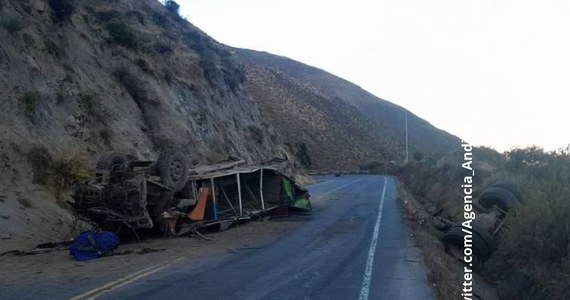 Tragiczny wypadek w Peru. Autobus runął w przepaść w Andach, w wypadku zginęło 13 osób, a pięć zostało ciężko rannych - informują lokalne władze. Autobusem w sumie podróżowało około 50 osób.