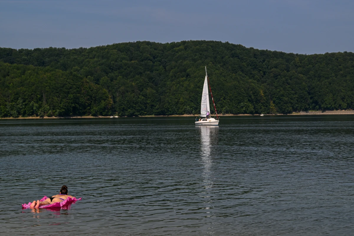 Nie odpuszczają upały, które od tygodnia utrzymują się w całym kraju. Najbliższe godziny nie przyniosą wytchnienia, a wysokiej temperaturze mogą towarzyszyć gwałtowne burze i intensywne opady deszczu. Upalna, duszna i parna pogoda negatywnie wpływa na nasze zdrowie i samopoczucie. Szczególnie powinny uważać na siebie osoby starsze i dzieci.