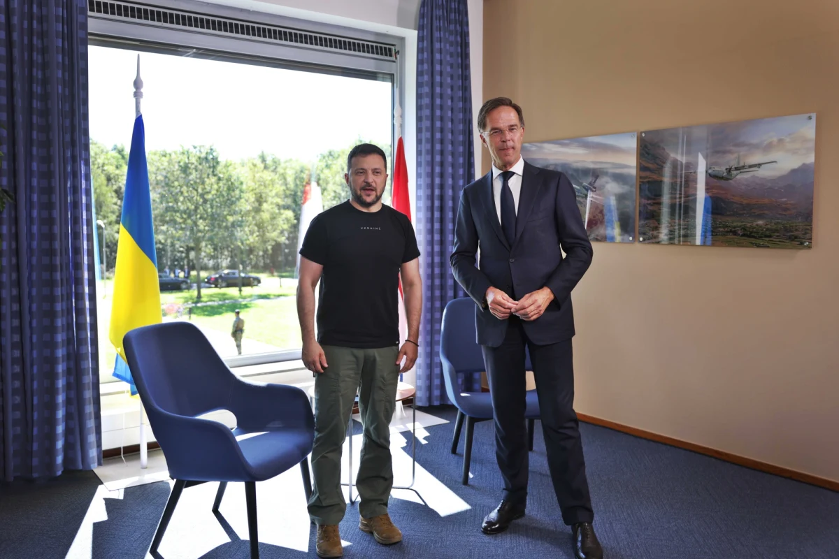 "Holenderskie władze zgodziły się dostarczyć Ukrainie 42 myśliwce F-16 po ukończeniu szkolenia przez ukraińskich pilotów i inżynierów" - poinformował na Twitterze Wołodymyr Zełenski. Jak natomiast podaje Reuters - premier Holandii Mark Rutte podczas przemówienia nie sprecyzował, ile maszyn otrzyma Kijów.