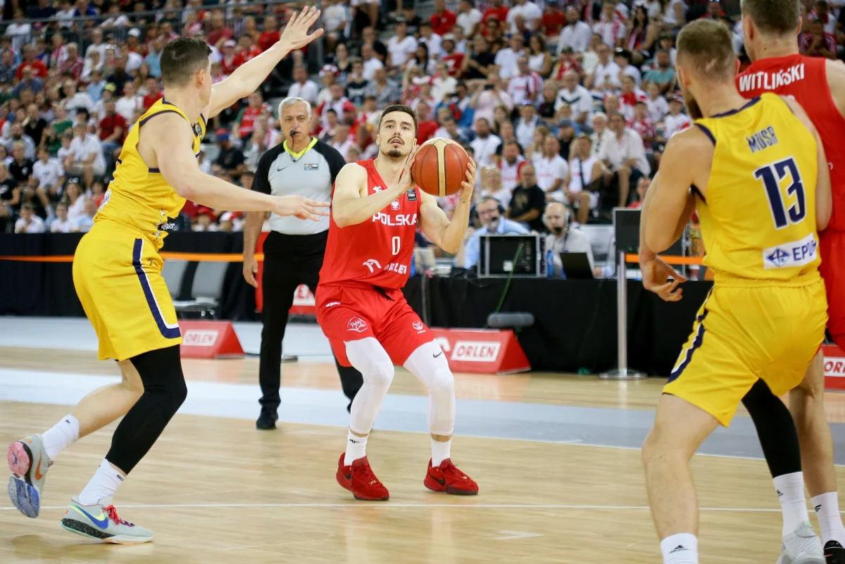 Polscy koszykarze pokonali w Gliwicach Bośnię i Hercegowinę 76:72 (23:23, 17:16, 14:15, 22:18) w finale turnieju prekwalifikacyjnego do igrzysk olimpijskich Paryż 2024. Biało-Czerwoni awansowali tym samym do właściwych eliminacji.