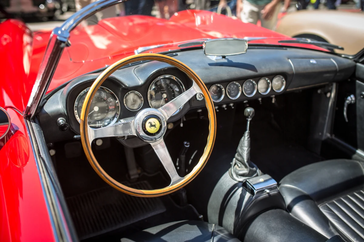 ​Spalony wrak wyścigowego Ferrari z 1954 roku sprzedany na aukcji w USA za prawie 2 miliony dolarów. Zabytkowe auto zapaliło się podczas wyścigu w latach 60. ubiegłego wieku i od tamtej pory przeleżało w niezmienionym stanie. 