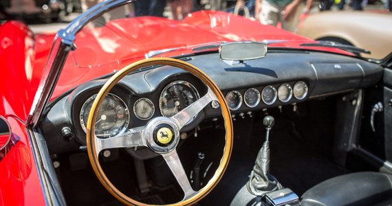 ​Spalony wrak wyścigowego Ferrari z 1954 roku sprzedany na aukcji w USA za prawie 2 miliony dolarów. Zabytkowe auto zapaliło się podczas wyścigu w latach 60. ubiegłego wieku i od tamtej pory przeleżało w niezmienionym stanie. 