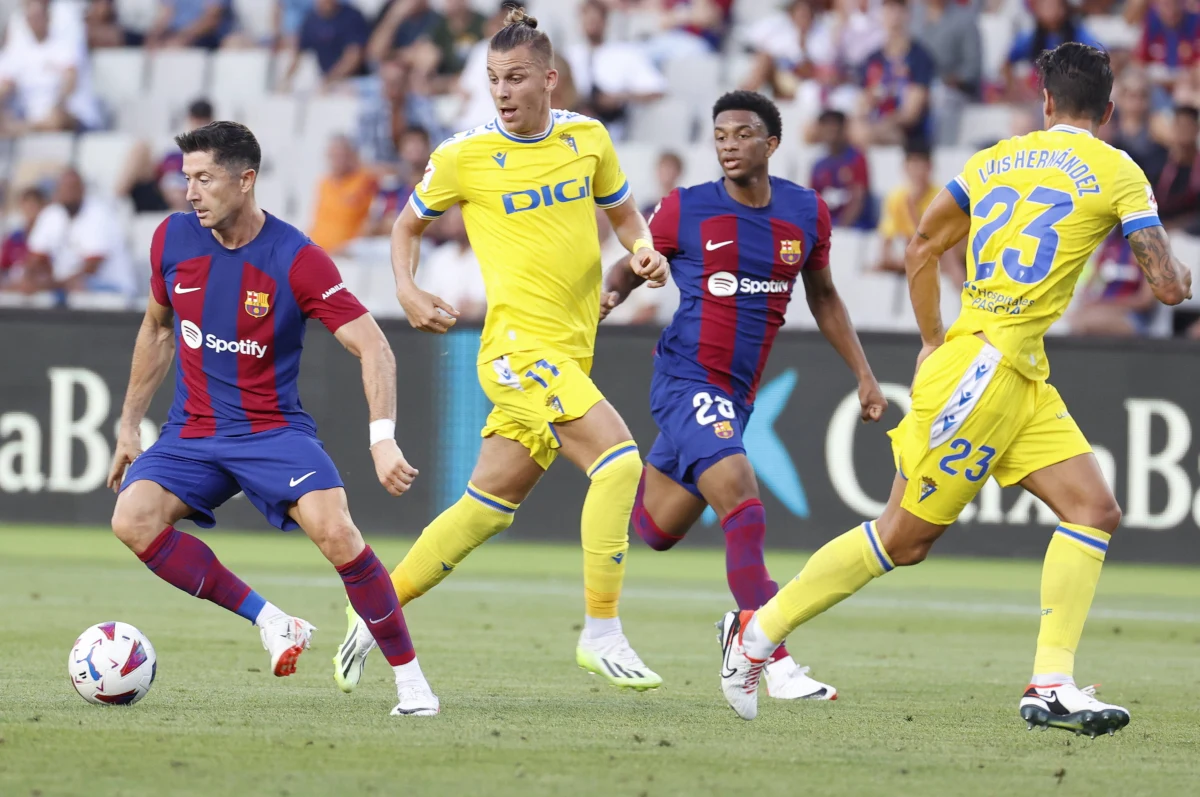 ​Barcelona dzięki dwóm bramkom zdobytym dopiero w końcówce meczu pokonała przed własną publicznością Cadiz 2:0 w 2. kolejce hiszpańskiej ekstraklasy piłkarskiej. Gole strzelili Pedri (82.) i Ferran Torres (90+4.), a przy tym drugim asystował Robert Lewandowski.