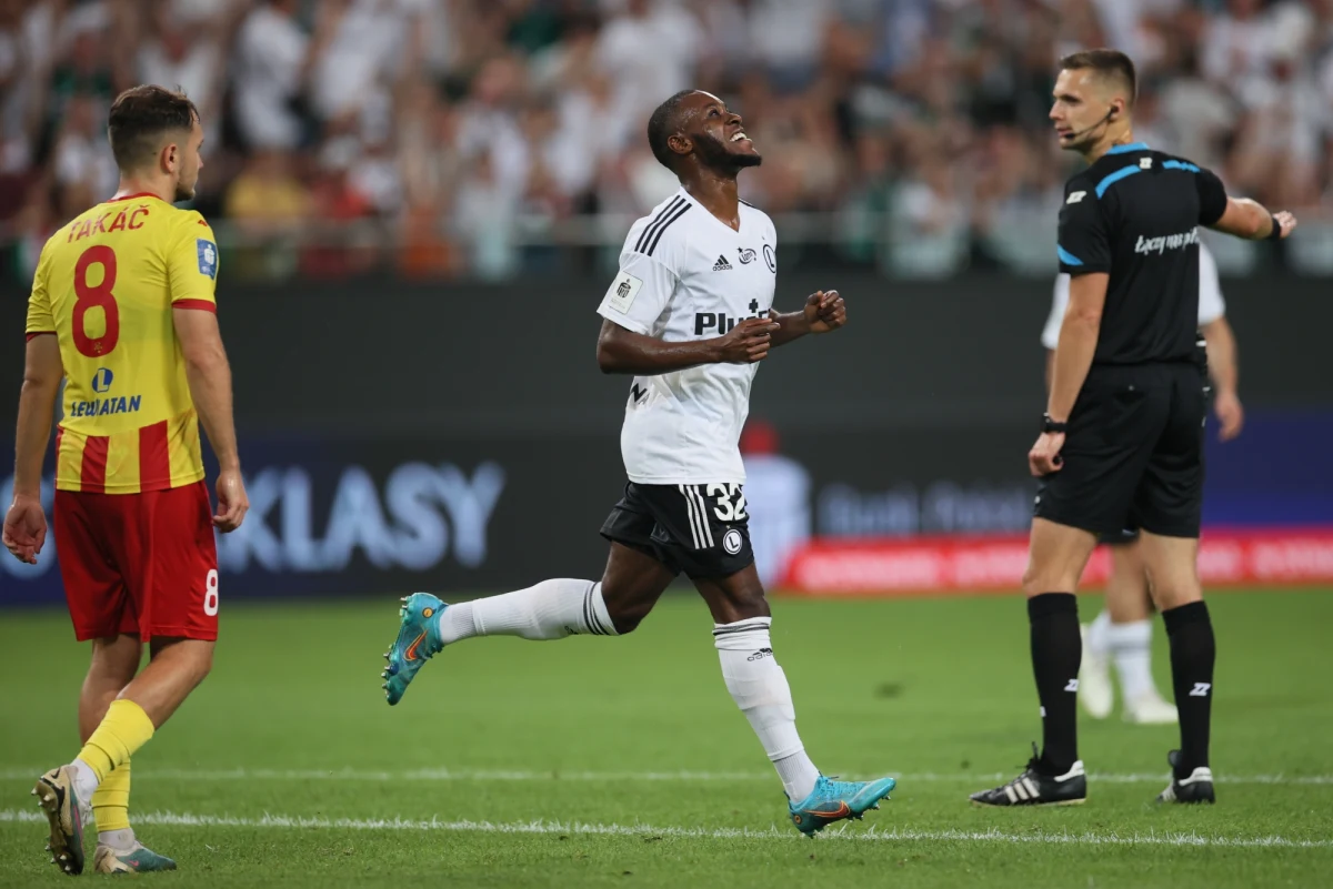 Legia Warszawa pokonała u siebie Koronę Kielce 1:0 w niedzielnym meczu 5. kolejki ekstraklasy i jest liderem. Porażki tego dnia ponieśli pozostali reprezentanci polskiego futbolu w Lidze Konferencji - Pogoń Szczecin przegrała w Łodzi z ŁKS 0:1, a Lech Poznań we Wrocławiu ze Śląskiem 1:3.