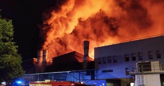 Strażacy ugasili już pożar w zakładzie produkcyjnym w Dębicy. W akcji brało udział 140 strażaków. Produkcja opon do samochodów osobowych została wstrzymana. Pożar wybuchł w niedzielę późnym wieczorem, a zgłoszenie otrzymaliśmy na Gorącą Linię RMF FM.