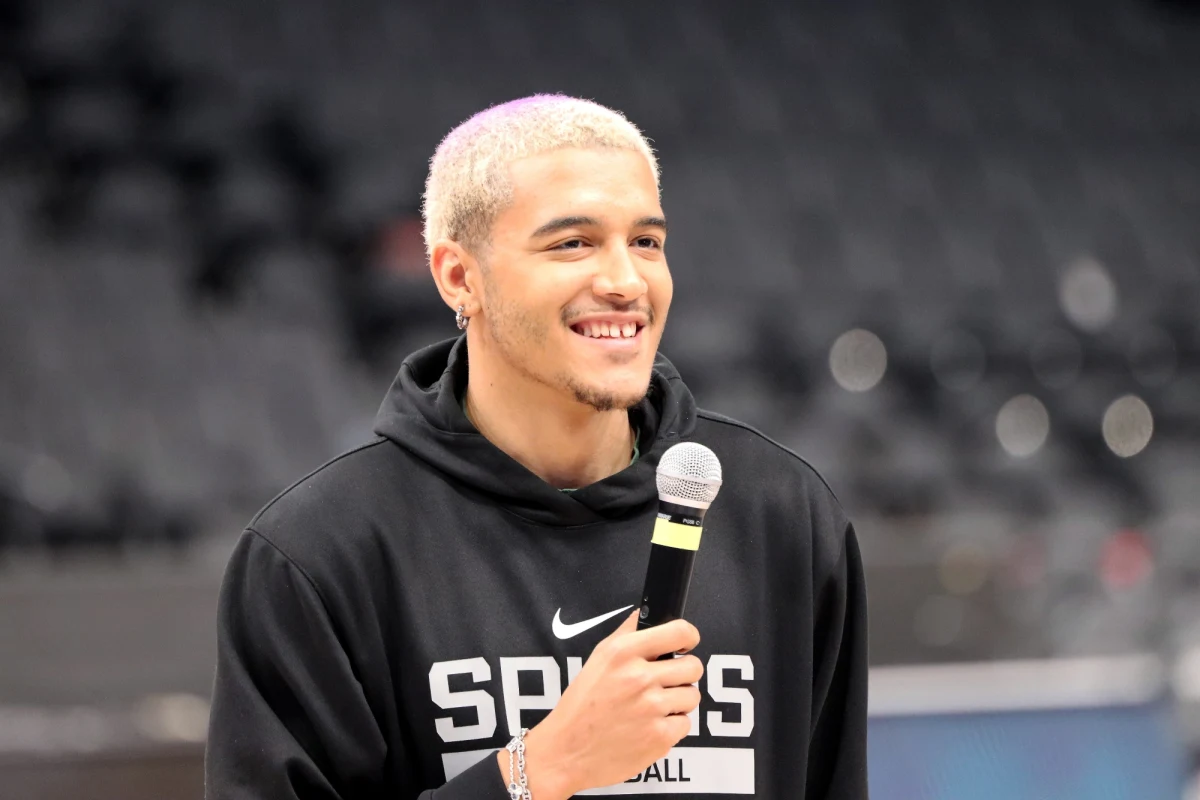 NBA zawita do Polski! Już w ten piątek we Wrocławiu odbędzie się obóz "Koszykówka Bez Granic" skierowany do młodych i utalentowanych koszykarzy, którzy marzą o profesjonalnej karierze. Gwiazdą obozu będzie Jeremy Sochan, obecnie jedyny Polak w najlepszej koszykarskiej lidze świata. Będzie on dzielił się swoją wiedzą z najlepszymi graczami z Europy.