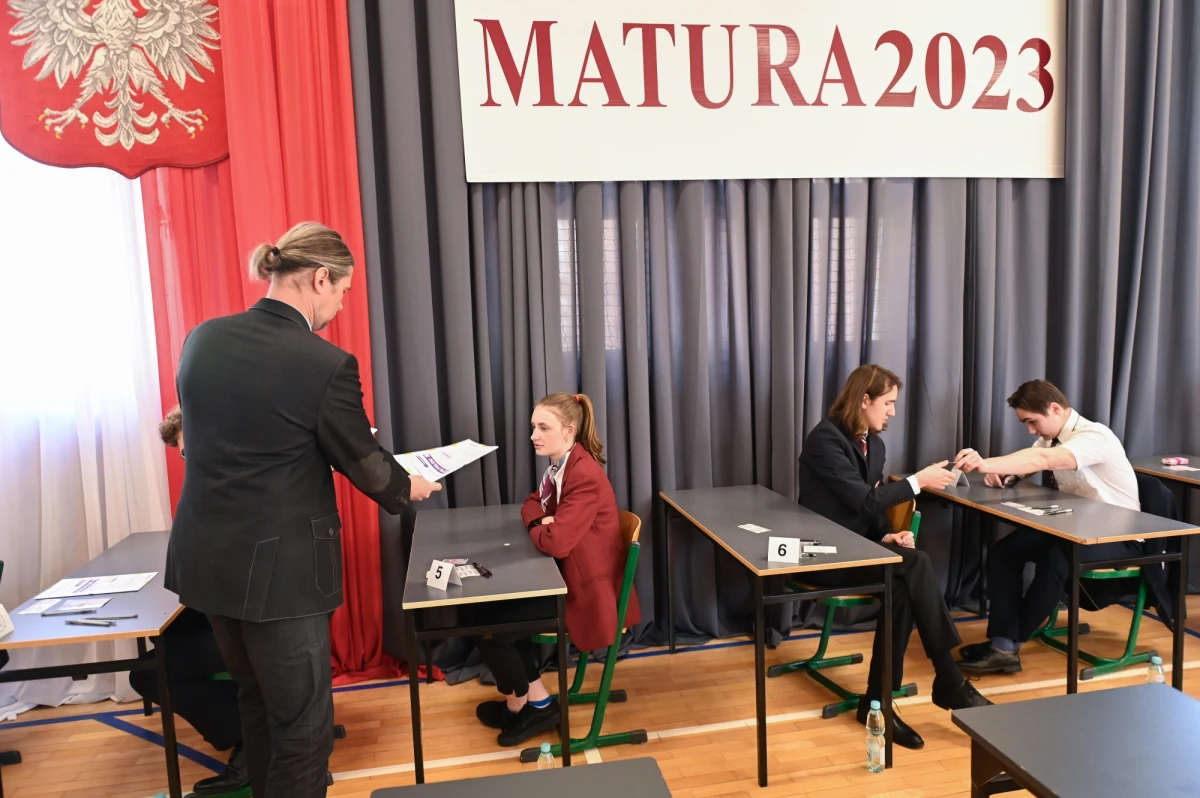 W poniedziałek i we wtorek odbędą się poprawkowe egzaminy maturalne. W poniedziałek ustne, we wtorek pisemne. Przystąpienie do egzaminów poprawkowych zadeklarowało blisko 33,7 tys. maturzystów – podała Centralna Komisja Egzaminacyjna. 