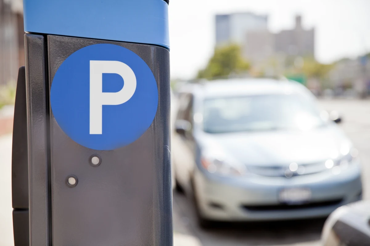 Strefa płatnego parkowania obejmie wkrótce kolejne wrocławskie osiedla. Parkomaty jeszcze w tym roku pojawią się na osiedlach Huby i Tarnogaj. Za wdrożenie strefy będzie odpowiadał Zarząd Dróg i Utrzymania Miasta, który już przygotowuje się do ogłoszenia przetargu na te zadania. 
