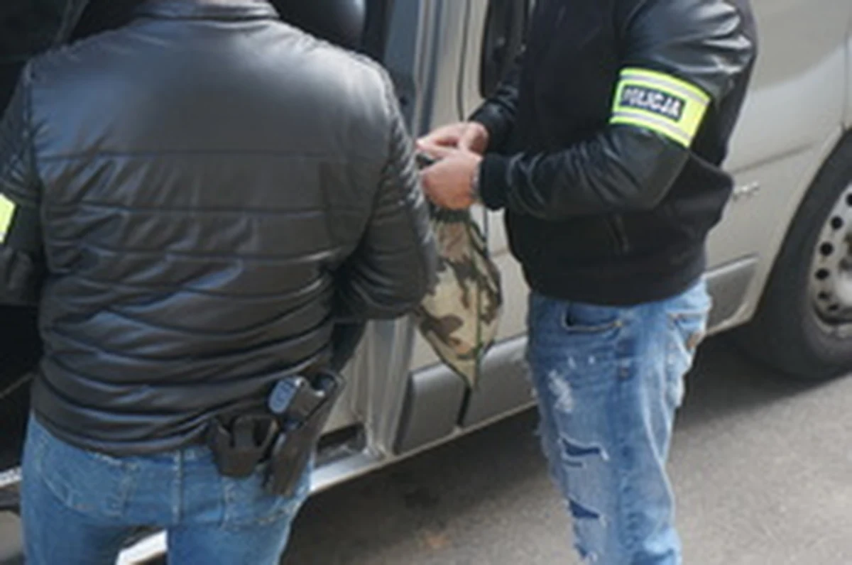 Kryminalni z Zawiercia i Wydziału Kryminalnego KWP w Katowicach ustalili zabójcę 52-latka z gminy Kroczyce. Okazał się nim 25-latek, który wezwał pomoc do ofiary i utrzymywał, że znalazł ją nieprzytomną. Za zabójstwo grozi mu nawet dożywocie.